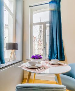 - une table et des chaises dans une chambre avec fenêtre dans l'établissement Grand Place Studio, à Bruxelles