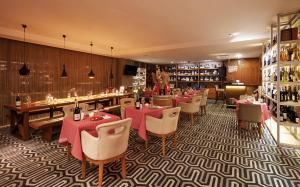 een restaurant met tafels en stoelen in een kamer bij Anemon Kent Ankara Otel in Ankara
