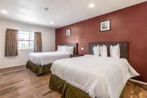 Postel nebo postele na pokoji v ubytování Econo Lodge