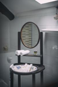 La salle de bains est pourvue d'un lavabo et d'un miroir. dans l'établissement La Casona de Amandi, à Villaviciosa