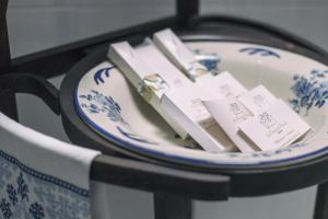 niebiesko-biały talerz z kartkami w obiekcie La Casona de Amandi w mieście Villaviciosa