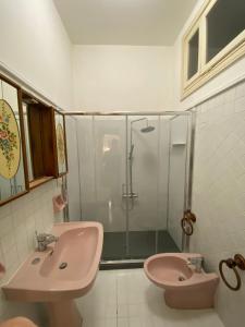 W łazience znajduje się umywalka i prysznic. w obiekcie Villino Caproni w Viareggio