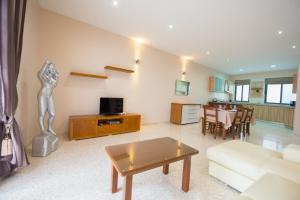 sala de estar con sofá y mesa en Vittoriosa Seafront Highly Furnished Apartment FL 4, en Birgu