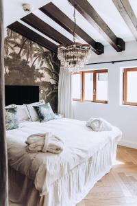 una camera da letto con un grande letto e un lampadario a braccio di Ocho Suites & Kitchen a Palma de Mallorca