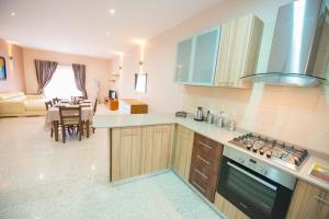cocina con mesa y comedor en Vittoriosa Seafront Highly Furnished Apartment FL 4, en Birgu