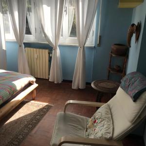 サン・テレンツォにあるHome Sweet Homeのベッドルーム1室(ベッド1台、椅子、窓付)