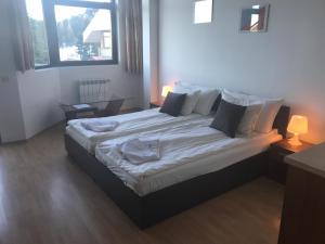 Giường trong phòng chung tại Flora Apartment 619