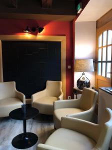 Posezení v ubytování Logis L'Hôtel D'Arc