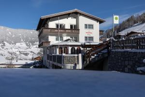 Widok na góry z tego aparthotelu