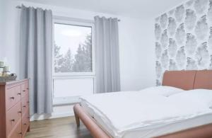1 dormitorio con cama y ventana en Falkenapartment Berlin, en Berlín