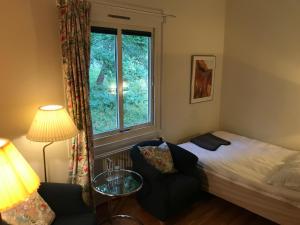 een kleine slaapkamer met een bed en een raam bij Ewa & Maude Hotel Aston Villa in Göteborg