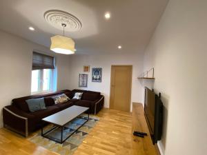Televízia a/alebo spoločenská miestnosť v ubytovaní Stylowy 2-pokojowy apartament 5 min. od Rynku