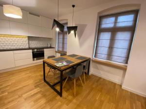 Kuchyňa alebo kuchynka v ubytovaní Stylowy 2-pokojowy apartament 5 min. od Rynku