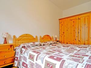 Vico CanaveseにあるAlbergo Ristorante Centroのベッドルーム1室(ベッド1台付)、木製キャビネットが備わります。