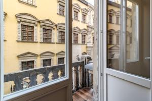 una vista da una finestra di un edificio di Apartment on Stavropihiiska Street 2 a Lviv