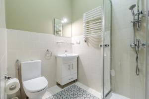 un bagno con wc, lavandino e doccia di Apartment on Stavropihiiska Street 2 a Lviv Altre 19 foto