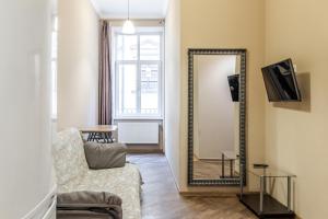 un soggiorno con un divano e uno specchio di Apartment on Stavropihiiska Street 2 a Lviv