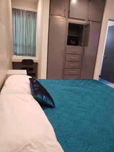 1 dormitorio con cama con almohada en Privatto Suites en Saltillo