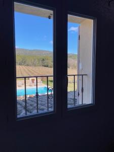 Bazén v ubytování Maison d'hôtes Bastide St Victor à 2,5 kilomètres de Lourmarin nebo v jeho okolí