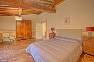 Posteľ alebo postele v izbe v ubytovaní Castello di Montegufoni by PosarelliVillas