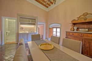 Posedenie v ubytovaní Castello di Montegufoni by PosarelliVillas