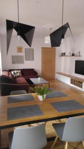 Televízia a/alebo spoločenská miestnosť v ubytovaní Stylowy 2-pokojowy apartament 5 min. od Rynku