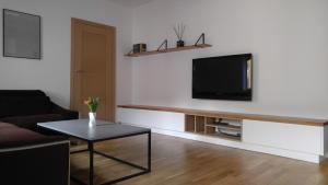 Televízia a/alebo spoločenská miestnosť v ubytovaní Stylowy 2-pokojowy apartament 5 min. od Rynku