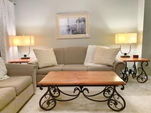 Terra Verde Vacation Rentals في كيسيمي: غرفة معيشة مع أريكة وطاولة قهوة
