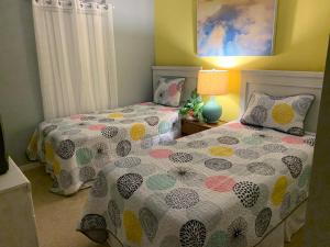 Terra Verde Vacation Rentals في كيسيمي: غرفة نوم بسريرين ومصباح