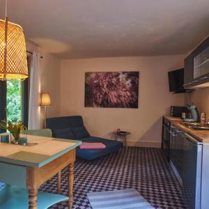 ein Wohnzimmer mit einem Sofa und einem Tisch in der Unterkunft Biggi‘s Garten-Finca in Flonheim