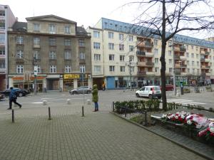 a group of people walking on a city street at Apartament Świętojańska in Gdynia