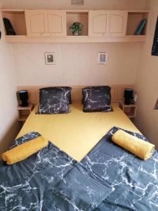 sypialnia z 2 łóżkami z niebieską pościelą i poduszkami w obiekcie Mobilheim 16 a 17 - Výrovická přehrada Výr w mieście Výrovice