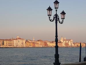 ヴェネツィアにあるGiudecca Molino Stuckyの水の横の通り灯