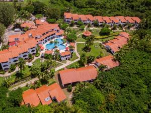uma vista aérea de um resort com uma piscina em Sugar Cane Club Hotel & Spa em Saint Peter