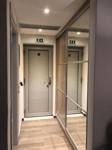 un corridoio con specchi e una porta in una stanza di Lidea Boutique Hotel a Potamós