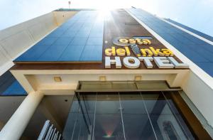 una señal de hotel en el lateral de un edificio en Costa Del Inka Hotel, en Urbanizacion Buenos Aires