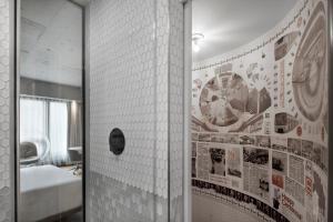 a bathroom with a mirror and a toilet at Hôtel Le Germain Montréal in Montréal