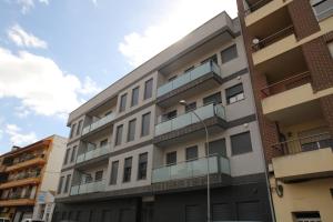 un condominio con balconi su strada di Natura Apartments a Chelva