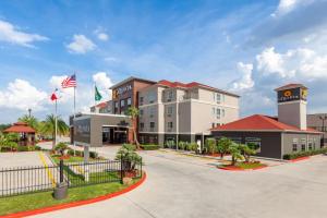 a rendering of the exterior of a hotel at La Quinta by Wyndham Houston Channelview in Houston