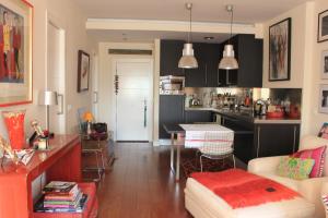 salon z kanapą i stołem oraz kuchnia w obiekcie BERNABEU, luxury y luminoso apartamento entero w Madrycie