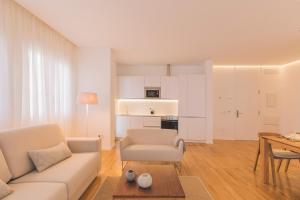 een woonkamer met een bank en een tafel bij Taoyo Suites in Las Palmas de Gran Canaria