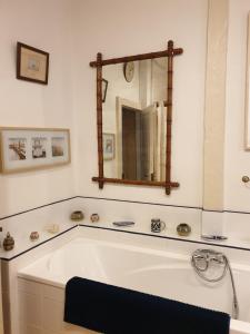 Le Fousseret的住宿－奧伯爾玫瑰住宿加早餐旅館，浴室配有浴缸及镜子
