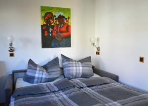 מיטה או מיטות בחדר ב-Dreiseitenhof Radebeul