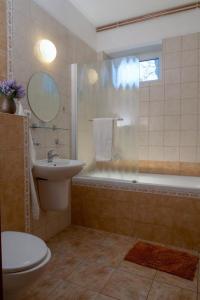 La salle de bains est pourvue d'une baignoire, d'un lavabo et de toilettes. dans l'établissement Apartmány Divoký Anděl, à Dolní Moravice