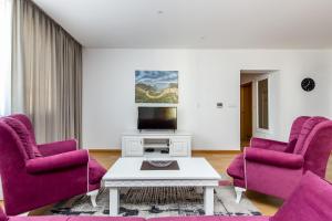 Un televizor și/sau centru de divertisment la Apartments LORA in Apart-hotel