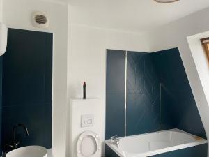 a bathroom with a tub and a toilet and a sink at F3 - Séjour Paris + Disneyland - 37bd Segrais Lognes in Lognes +19 photos