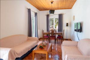 uma sala de estar com dois sofás e uma mesa em Villa RAXI em Plátanos