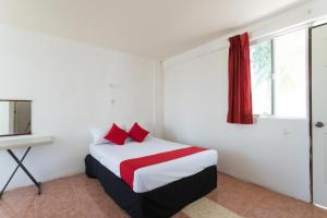 Posteľ alebo postele v izbe v ubytovaní OYO Hotel Cedros