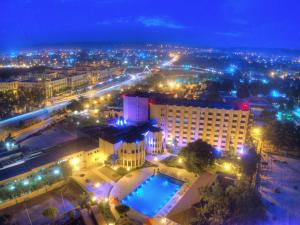 una vista aérea de una ciudad por la noche en Azalaï Hôtel Bamako, en Bamako