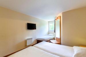 Postel nebo postele na pokoji v ubytování Comfort Hotel Amiens Nord
